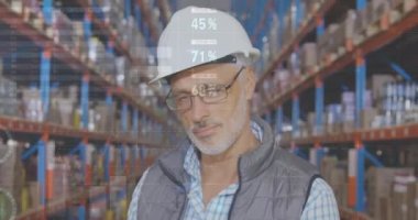 Depoda gülümseyen Kafkasyalı üst düzey erkek yöneticinin portresi üzerinde istatistiksel veri işleme. lojistik ve ulaşım sektörü kavramı