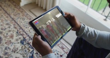 Evde oturup, tabletle hokey maçı izleyen bir adam. spor, rekabet, eğlence ve teknoloji konsepti dijital olarak oluşturulmuş video.
