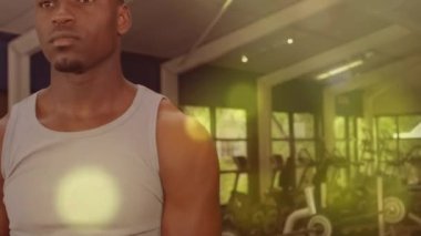 Spor salonunda egzersiz yapan bir adamın üzerindeki ışıltılı noktaların canlandırması. spor, fitness ve aktif yaşam tarzı konsepti dijital olarak oluşturulmuş video.