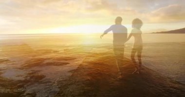 Mutlu Afrika kökenli Amerikalı çiftin deniz aşırı sahilde günbatımının keyfini çıkardığı animasyon. Doğa, mutlu tatiller ve yazlar dijital olarak üretilen video.