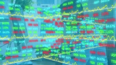 Bilgisayar kullanarak iş adamının finansal veri işleme animasyonu. küresel iş, bağlantılar, teknoloji ve dijital arayüz kavramı dijital olarak oluşturulmuş video.