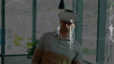 VR kulaklık kullanılarak işadamının finansal veri işleme animasyonu. küresel iş, bağlantılar, dijital arayüz ve teknoloji konsepti dijital olarak oluşturulmuş video.