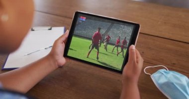 Masada maske takmış bir kadının tablette rugby maçı izlemesi. covid 19 konseptinde dijital olarak üretilen spor, rekabet, eğlence ve teknoloji.