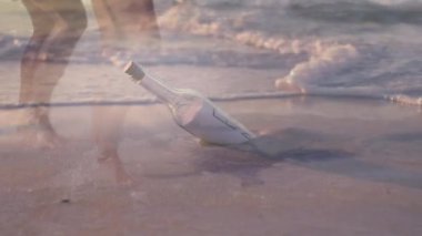 Sahilde denize sıçrayan bir çiftin üzerinde şişe animasyonu. Tatil boş zamanlarını dijital olarak oluşturulmuş videolar ile birlikte geçirmek.