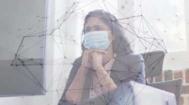 Ofiste çalışan iş kadınlarıyla ilgili bağlantı ağının animasyonu. küresel iş, bağlantılar, dijital arayüz ve teknoloji konsepti dijital olarak oluşturulmuş video.