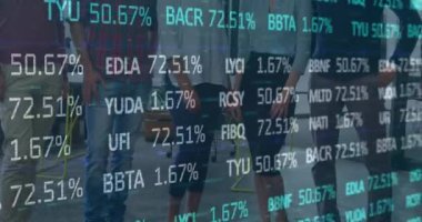 Ofiste çalışan iş adamları üzerinde finansal veri işleme animasyonu. 