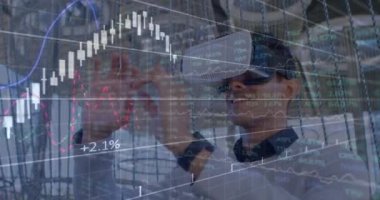 VR kulaklık kullanılarak işadamının finansal veri işleme animasyonu. küresel iş, bağlantılar, dijital arayüz ve teknoloji konsepti dijital olarak oluşturulmuş video.