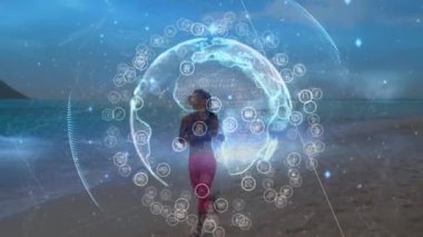 Deniz kıyısından geçen kadın üzerindeki bağlantı ağlarının küre animasyonu. Spor, spor ve bağlantılar dijital olarak oluşturulmuş video konsepti.