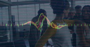 Ofiste çalışan iş adamları üzerinde finansal veri işleme animasyonu. küresel iş, bağlantılar, dijital arayüz ve teknoloji konsepti dijital olarak oluşturulmuş video.