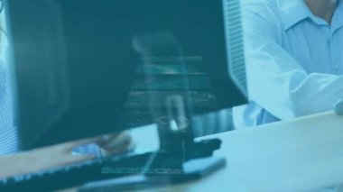 Ofiste çalışan iş adamının finansal veri işleme animasyonu. küresel iş, bağlantılar, dijital arayüz ve teknoloji konsepti dijital olarak oluşturulmuş video.