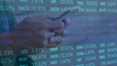 Akıllı telefon kullanan kişiye karşı borsa veri işleme sistemi. küresel ekonomi ve ağ teknolojisi kavramı