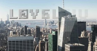 Modern şehir manzarası üzerinde beyaz piksel metin seviyesinin yükseltilmesi. Video oyunu, eğlence ve dijital arayüz kavramı dijital olarak oluşturuldu.