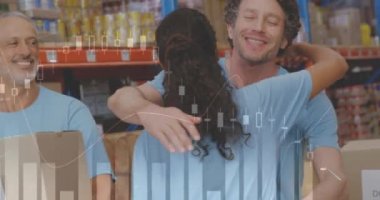 Depoda birbirine sarılan erkek ve kadın gönüllüler hakkında istatistiksel veri işleme. lojistik ve ulaşım sektörü kavramı