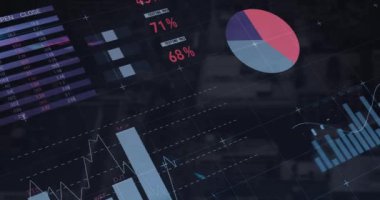 Manzara üzerinde veri işleme animasyonu. küresel bağlantılar, dijital arayüz ve teknoloji konsepti dijital olarak oluşturulmuş video.