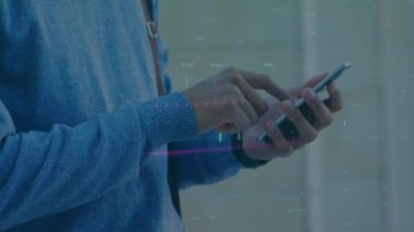 Akıllı telefon kullanan bir adamın orta kesimine karşı finansal piyasa veri işlemesi. küresel finans ve iş teknolojisi kavramı