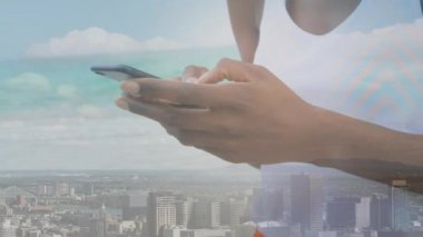 Afro-Amerikan bir kadının şehir manzarası üzerinde akıllı telefon kullanmasının animasyonu. Dijital ortamda üretilen bir video..