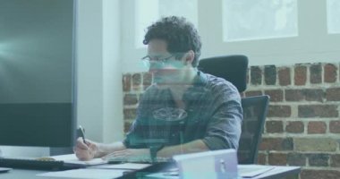 Ofiste not tutan iş adamının finansal veri işleme animasyonu. küresel iş, veri işleme ve dijital arayüz kavramı dijital olarak oluşturulmuş video.