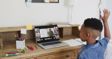 Liseli çocuk evde online ders için dizüstü bilgisayar kullanıyor. Çeşitli öğretmenler ve sınıflar ekranda. iletişim teknolojisi ve çevrimiçi ilköğretim konsepti, dijital kompozit video.