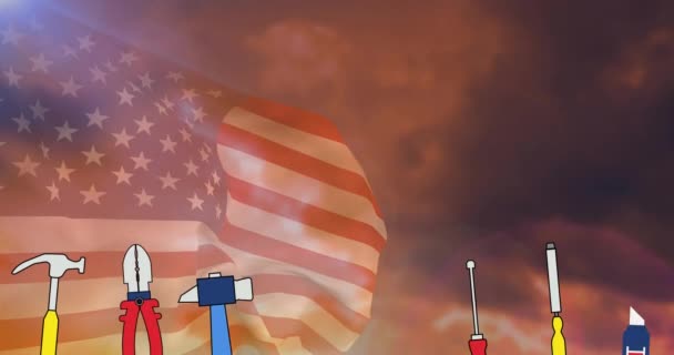 欢愉的劳动节文字 星条旗和工具 笼罩着美国国旗和夕阳 独立和庆祝概念数码录像 — 图库视频影像