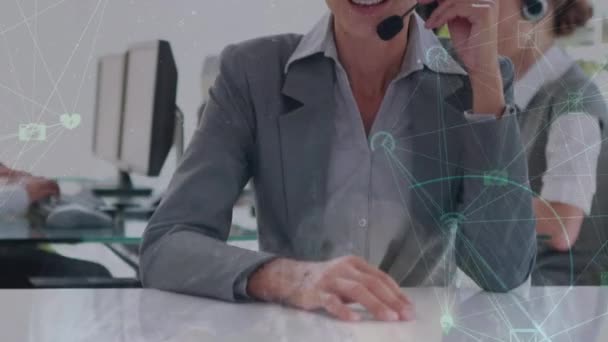 Глобус Цифровых Технологий Против Женщин Менеджеров Обслуживанию Клиентов Работающих Офисе — стоковое видео