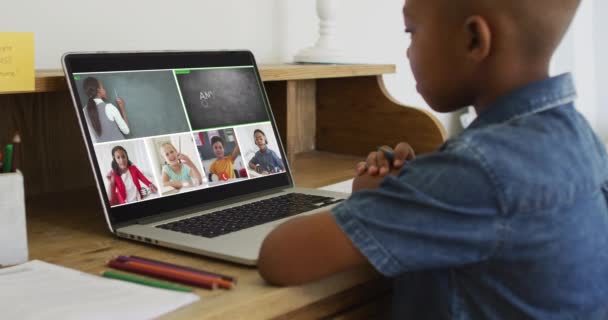 Uczeń Korzystający Laptopa Lekcji Online Domu Różnych Nauczycieli Klasy Ekranie — Wideo stockowe