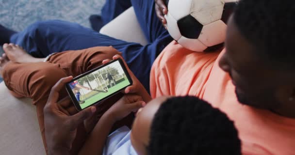 Composite Père Fils Maison Regardant Match Hockey Sur Smartphone Sport — Video