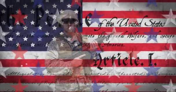 Animacja Żołnierza Amerykańską Konstytucją Gwiazdami Nad Amerykańską Flagą Patriotyzm Niezależność — Wideo stockowe