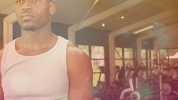Spor Salonunda Egzersiz Yapan Güçlü Bir Adamın Üzerinde Parlayan Noktaların — Stok video