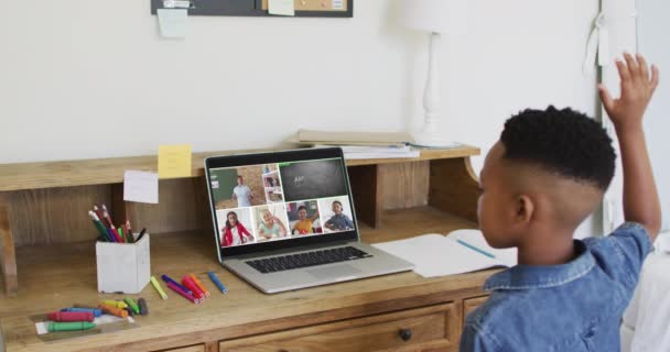Школярка Використовує Підняття Ноутбука Онлайн Уроці Різноманітним Екраном Вчителів Класів — стокове відео