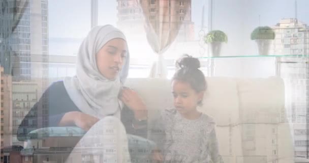 Animace Asijské Matky Hidžábu Doma Dcerou Nad Městskou Krajinou Trávit — Stock video
