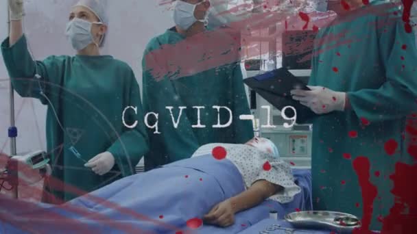Animatie Van Covid Tekst Chirurgen Met Gezichtsmaskers Global Covid Pandemisch — Stockvideo