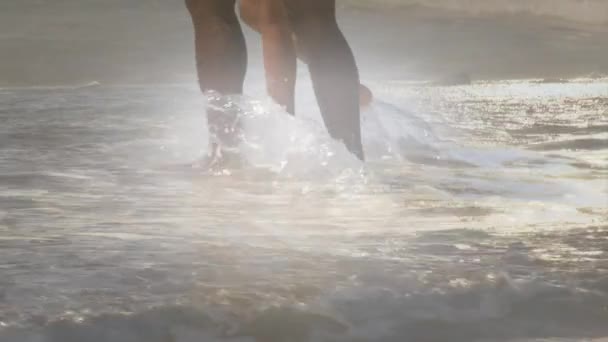 Afrika Kökenli Amerikalı Bir Çiftin Sahilde Güneşin Üzerinde Yürüyen Bacaklarının — Stok video