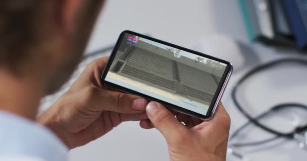 スマートフォン上で陸上競技の長いジャンプイベントを見て男性医師の複合体 スポーツ エンターテイメント テクノロジーの概念をデジタルで生成したビデオ — ストック動画