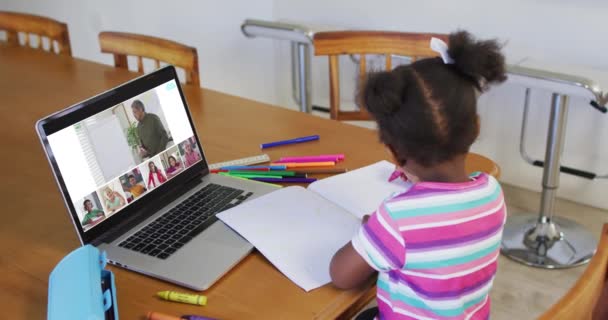 在校女生在家里用笔记本电脑上网上课 屏幕上有各种各样的老师和班级 通信技术和在线初等教育概念 数字复合录像 — 图库视频影像