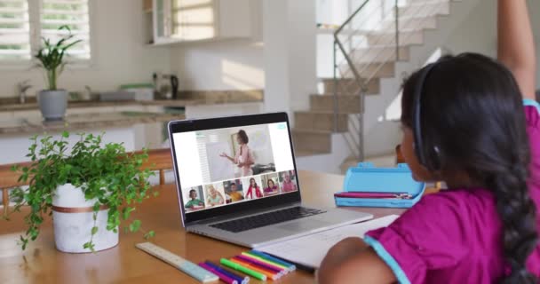 Schulmädchen Mit Laptop Für Online Unterricht Hause Mit Verschiedenen Lehrern — Stockvideo