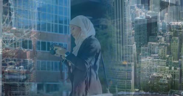 Animación Mujer Asiática Hijab Con Cámara Sobre Paisaje Urbano Fuera — Vídeos de Stock