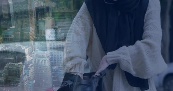 Animación Mujer Ssian Hijab Usando Smartphone Sobre Paisaje Urbano Tecnología — Vídeos de Stock