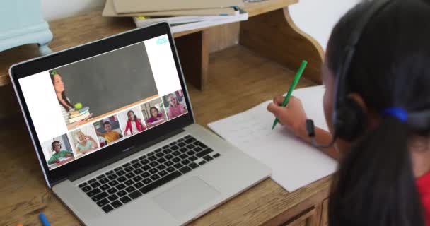 Schoolmeisje Met Behulp Van Laptop Voor Online Les Thuis Met — Stockvideo