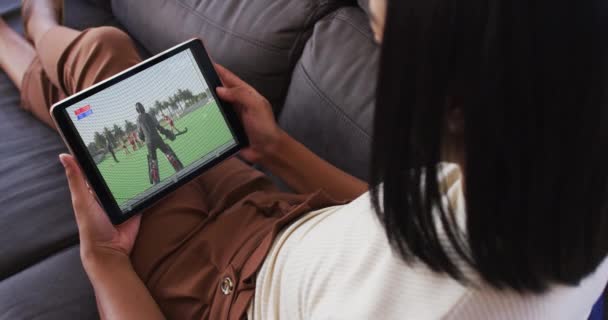 소파에 앉아서 태블릿에 경기를 여자들로 구성되어 스포츠 디지털 비디오 — 비디오