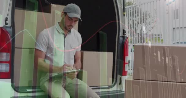 用面包车上的剪贴板对送货人员的统计和数据处理进行动画 全球航运 数据处理和技术概念 — 图库视频影像