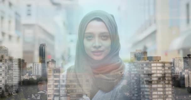 Animación Mujer Asiática Hijab Sonriendo Sobre Paisaje Urbano Concepto Global — Vídeo de stock