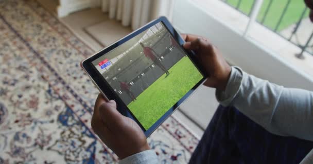 Adamın Evde Oturup Ragbi Maçı Izlediği Tablet Spor Rekabet Eğlence — Stok video