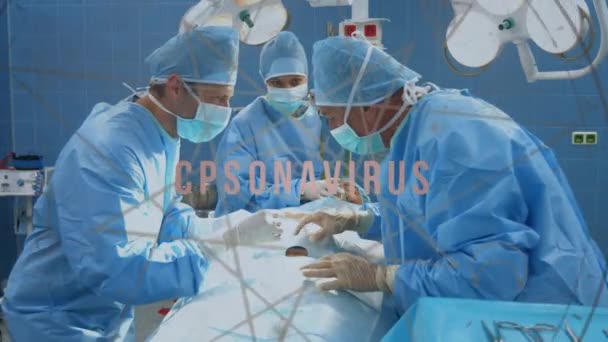在戴口罩做手术的外科医生上制作了涵盖19条文字的动画 全球联盟19大流行病概念数码视频 — 图库视频影像