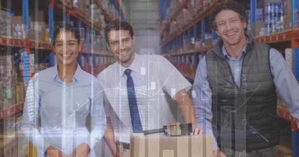 倉庫で笑顔多様な男性と女性の監督者に対する統計データ処理 輸送事業のコンセプト — ストック動画