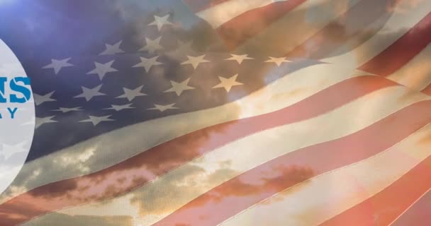 Samenstelling Van Veteranen Dag Dank Tekst Amerikaanse Vlag Zonsondergang Hemel — Stockvideo