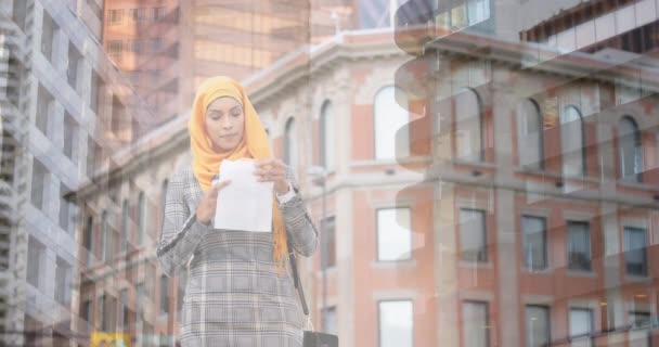 Animation Femme Asiatique Hijab Mangeant Ville Sur Paysage Urbain Dehors — Video
