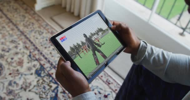 Evde Oturup Tablette Hokey Maçı Izleyen Bir Adam Spor Rekabet — Stok video