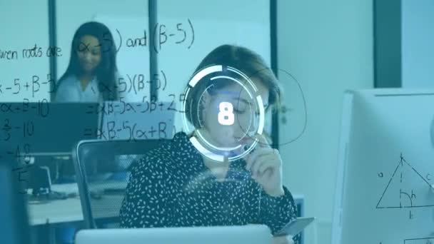 Compte Rebours Sur Scanner Équations Mathématiques Contre Femme Caucasienne Travaillant — Video