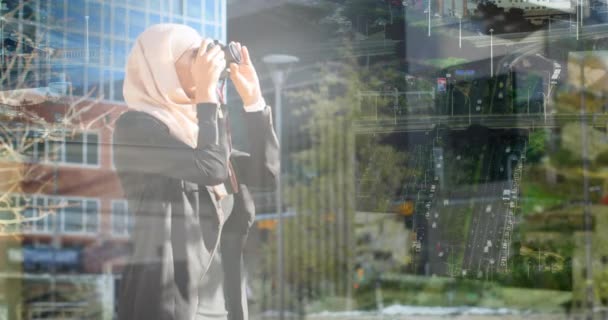 Animation Einer Asiatischen Frau Hijab Mit Kamera Über Der Stadtlandschaft — Stockvideo