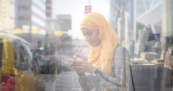 Animazione Donna Asiatica Hijab Prendere Taxi Sopra Paesaggio Urbano Giro — Video Stock